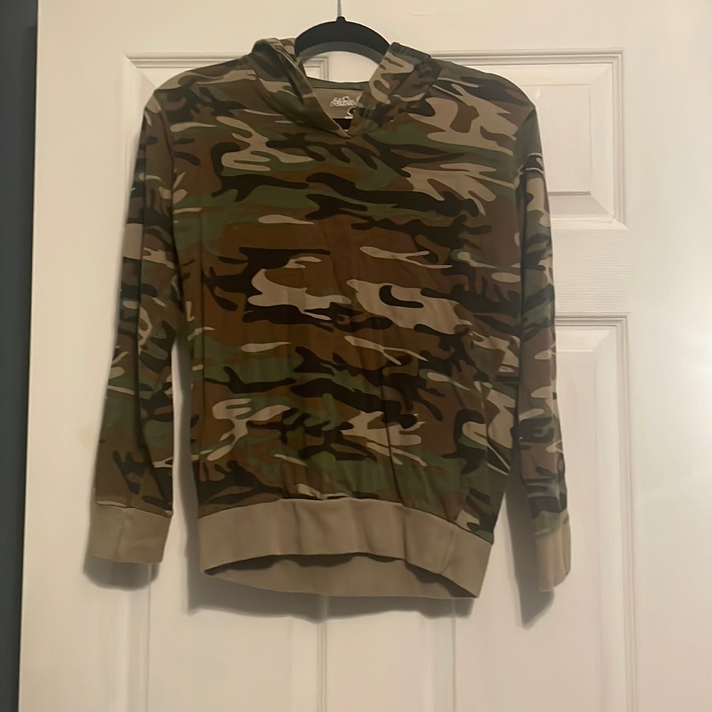 Camo hooded long sleeve shirt small